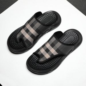 Breathable Men's Slippers Season Outdoor Sandals Pinch Beach Shoes New Casual Flip Flops Men