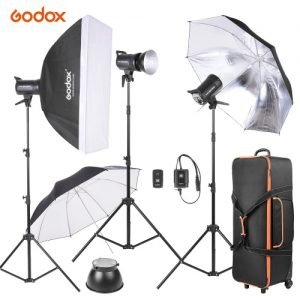 Godox SK300-D 3 * 300WS Studio Photo Strobe Flash Light Kit with 3 * Light Stand / 1 * Softbox / 1 * Reflector Umbrella / 1 * Soft Umbrella / 1 * Flash Trigger / 1 * Lamp Shade / 1 * Wheeled Carrying Bag