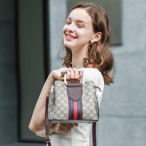 ladies handbag, fashion messenger bag, retro korean version of the female bag, the trend of hair ball jewelry flip